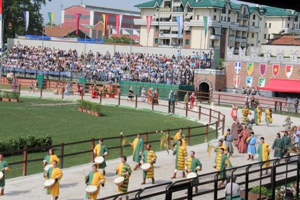 Palio: la sfilata entra in campo (inserita in galleria)