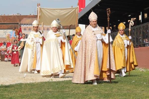 Palio: la sfilata entra in campo (inserita in galleria)