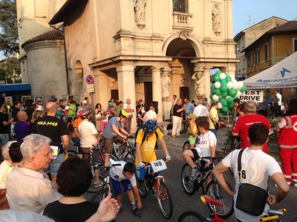 Pedalata in notturna a Biumo (inserita in galleria)