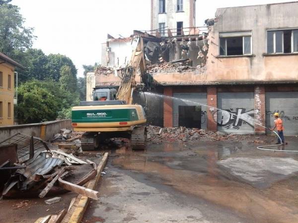 Abbattuta l'ex caserma dei Vigili del Fuoco (inserita in galleria)