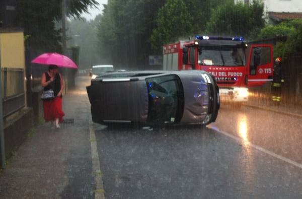 Auto ribaltata a Vedano Olona (inserita in galleria)