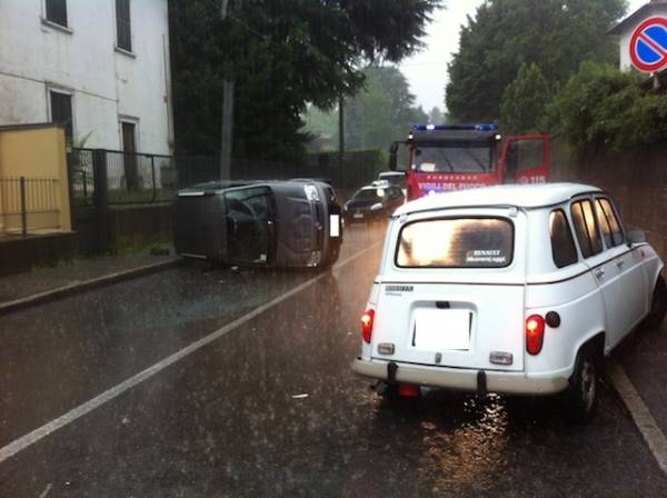 Auto ribaltata a Vedano Olona (inserita in galleria)