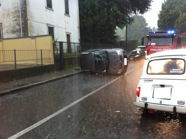 Auto ribaltata a Vedano Olona (inserita in galleria)