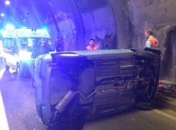 Auto ribaltata in galleria a Induno Olona (inserita in galleria)