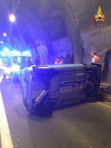 Auto ribaltata in galleria a Induno Olona (inserita in galleria)