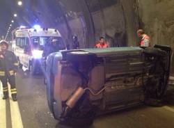 Auto ribaltata in galleria a Induno Olona (inserita in galleria)