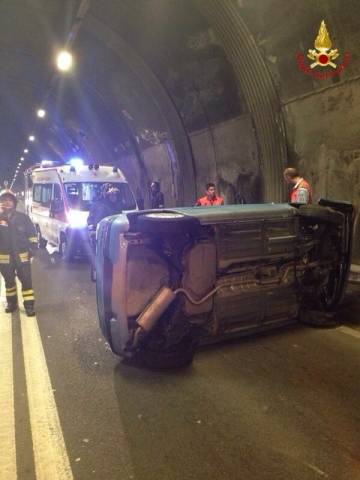 Auto ribaltata in galleria a Induno Olona (inserita in galleria)