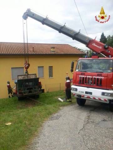 Camion dei rifiuti fuori strada (inserita in galleria)