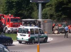 Camion ribaltato all'ingresso dell'autostrada (inserita in galleria)