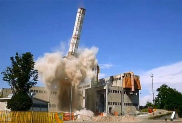 Ciminiera di Accam: la fotosequenza (inserita in galleria)