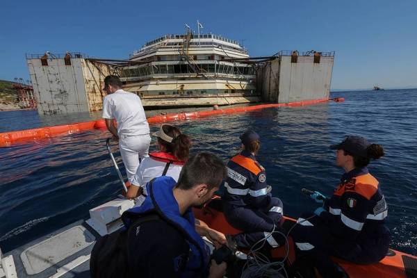 Concordia, i tecnici della Guardia costiera al lavoro (inserita in galleria)