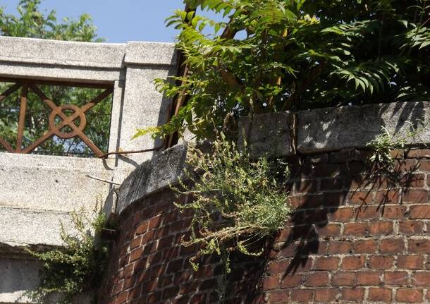Pezzo di cemento del ponte San Bernardino cade a terra