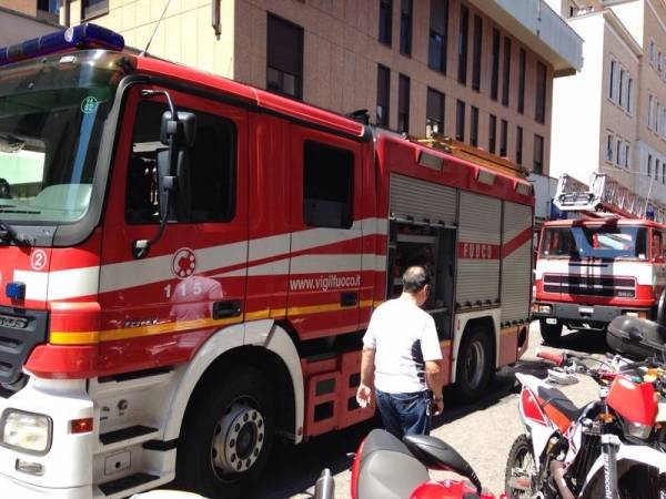 Incendio in via Carrobbio, strada bloccata (inserita in galleria)