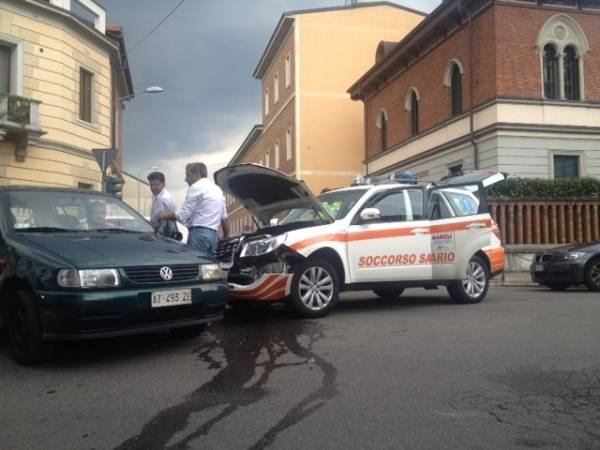 Incidente stradale, coinvolta un'automedica (inserita in galleria)