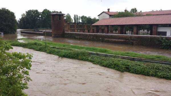 L'Olona invade il castello di Legnano (inserita in galleria)