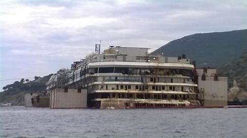La Concordia riemerge (inserita in galleria)