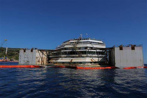 La Concordia riemerge (inserita in galleria)