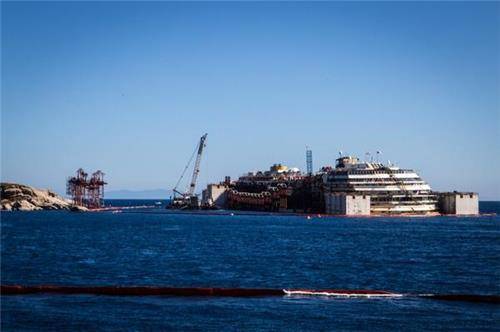 La Concordia riemerge (inserita in galleria)