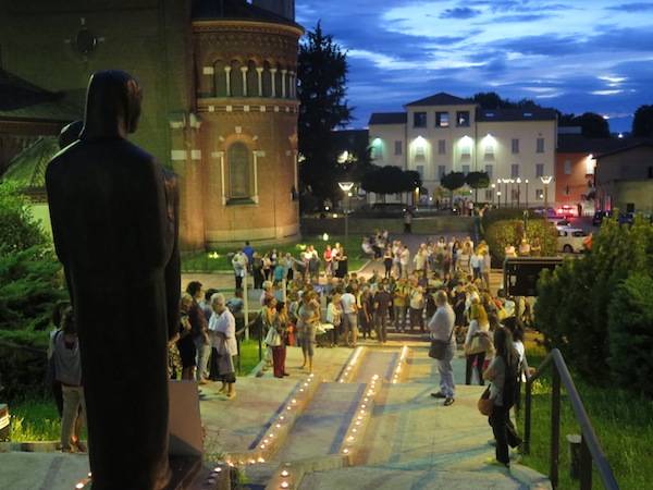 La piazza di Cardano e il ricordo di Laura Prati (inserita in galleria)