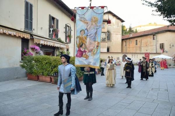 La sfilata del Palio dei Castelli (inserita in galleria)