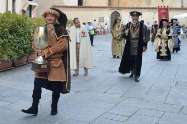 La sfilata del Palio dei Castelli (inserita in galleria)