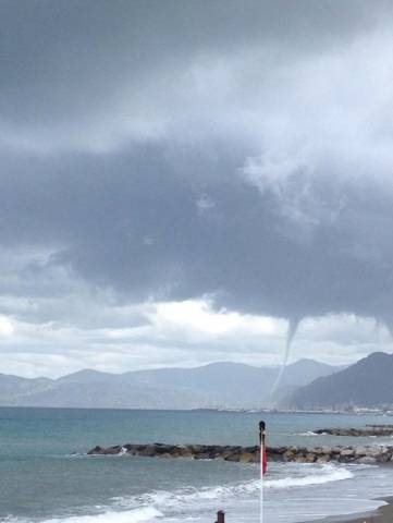 La tromba d'aria sulla spiaggia di Lavagna (inserita in galleria)