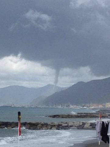 La tromba d'aria sulla spiaggia di Lavagna (inserita in galleria)