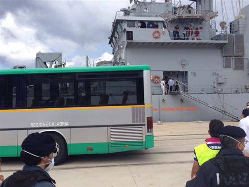 Lo sbarco dei migranti a Reggio Calabria (inserita in galleria)
