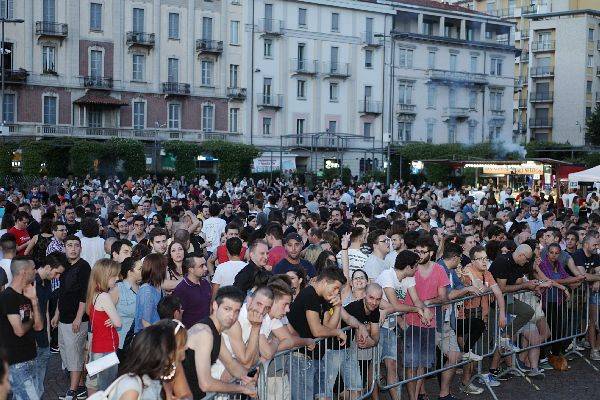 Piazza Repubblica balla con Gigi D'Agostino (inserita in galleria)