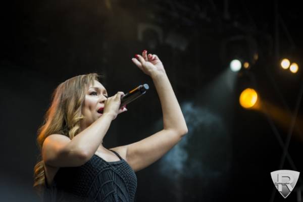 Rebecca Ferguson a Moon and Stars (inserita in galleria)