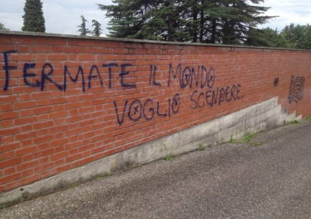 Scritte sul muro del cimitero di Azzate (inserita in galleria)