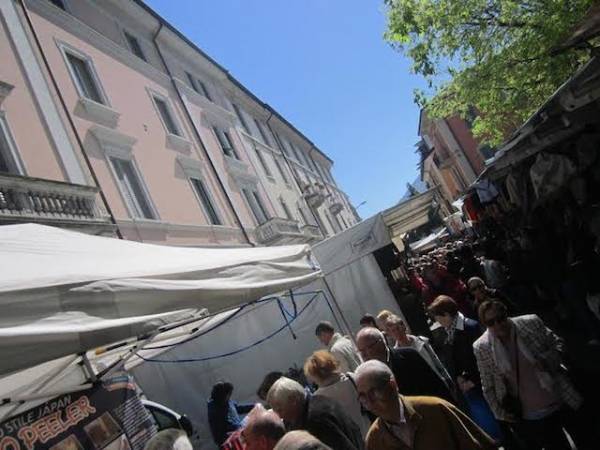 Tutti pazzi per il mercato di Luino (inserita in galleria)