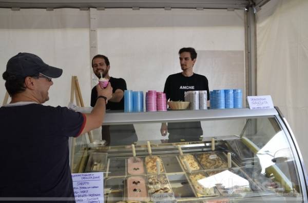 Gelati, degustazione alla festa (inserita in galleria)