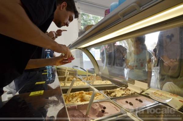 Gelati, degustazione alla festa (inserita in galleria)