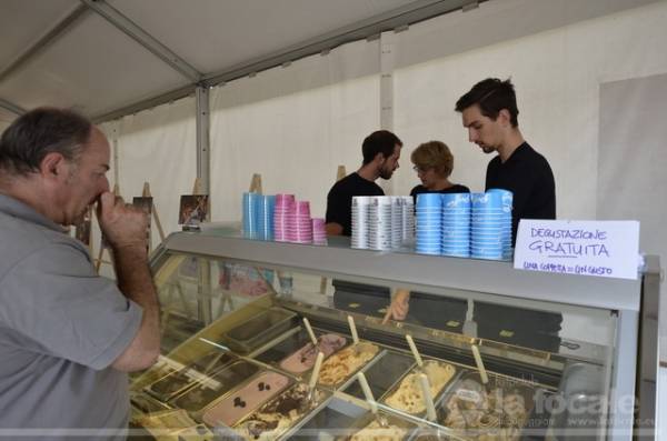 Gelati, degustazione alla festa (inserita in galleria)