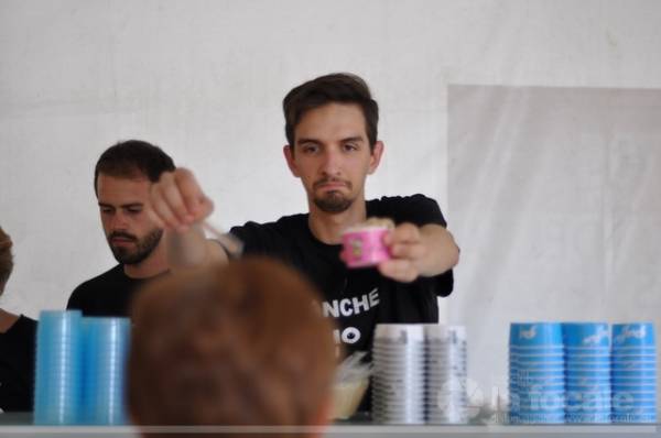 Gelati, degustazione alla festa (inserita in galleria)