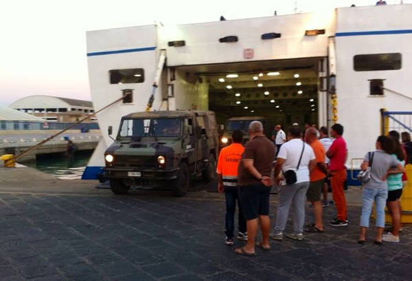 I militari Nato aiutano i migranti (inserita in galleria)