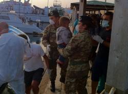 I militari Nato aiutano i migranti (inserita in galleria)