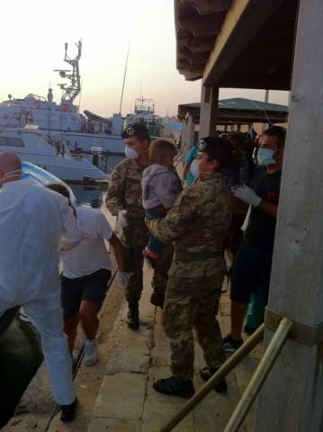 I militari Nato aiutano i migranti (inserita in galleria)