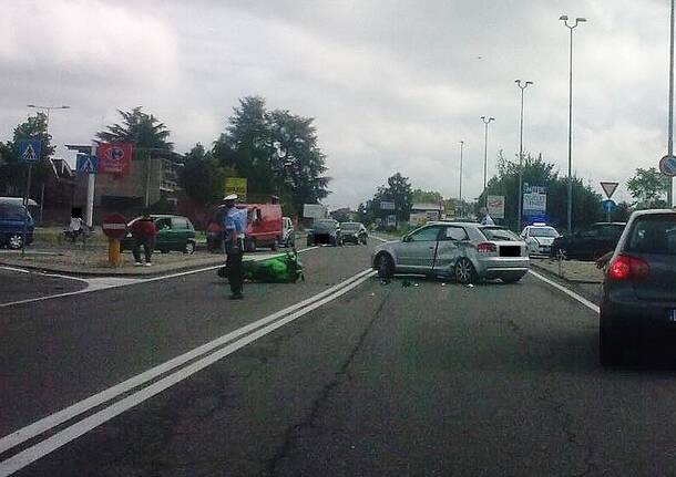 Scontro tra auto e moto: 23enne finisce in pronto soccorso