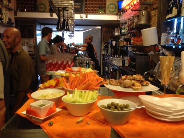 In centinaia in piazza, solidarietà a Loca Ubriaca (inserita in galleria)