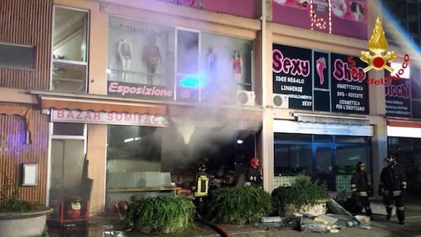 Incendio in un bazar sulla statale, vigili del fuoco al lavoro (inserita in galleria)