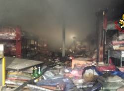 Incendio in un bazar sulla statale, vigili del fuoco al lavoro (inserita in galleria)