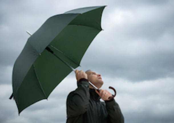 maltempo meteo ombrello apertura