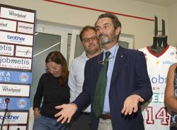 Pallacanestro Varese - Il raduno e l'abbraccio dei tifosi (inserita in galleria)