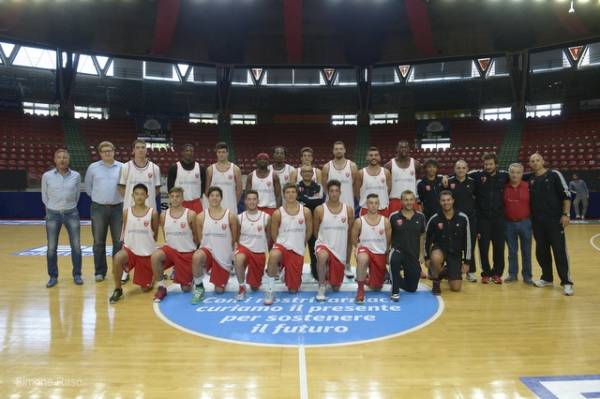 Pallacanestro Varese - Il raduno e l'abbraccio dei tifosi (inserita in galleria)