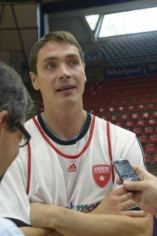 Pallacanestro Varese - Il raduno e l'abbraccio dei tifosi (inserita in galleria)