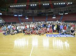 Pallacanestro Varese - Il raduno e l'abbraccio dei tifosi (inserita in galleria)