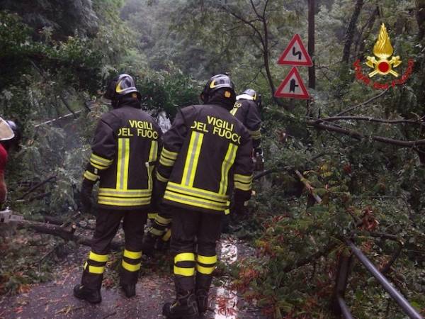 Pioggia, frane ed esondazioni, gran lavoro per i vigili del fuoco (inserita in galleria)