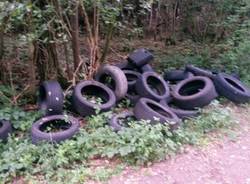 Pneumatici abbandonati in Valganna (inserita in galleria)